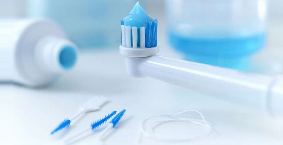 بهترین راه برای تمیزی دندان های ارتودنسی شده استفاده ی همزمان از مسواک ارتودنسی بین دندانی، نخ دندان و دهان شویه می باشد.